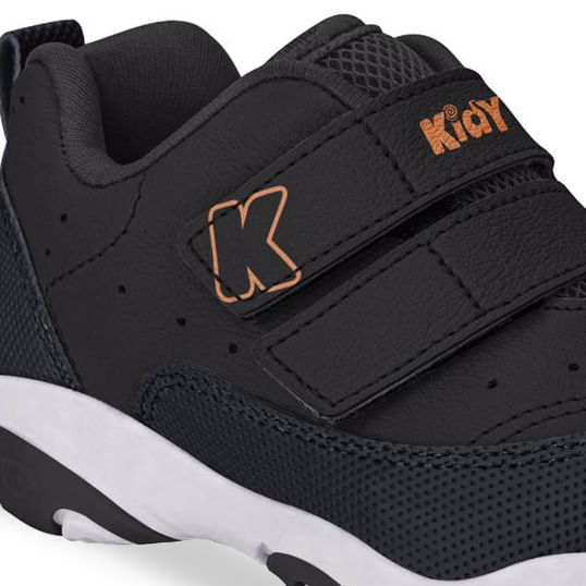 Tênis infantil Kidy preto com detalhes em branco e laranja, destaque para o fechamento em velcro